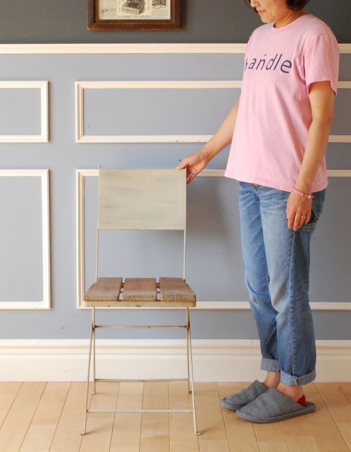 アンティーク風の椅子　アンティーク風　素朴な風合いが魅力的なアンティーク風の折りたたみガーデンチェア。アイアン×木のガーデンチェアまるでフレンチアンティークのようなガーデンチェア。(m-276-c-1)