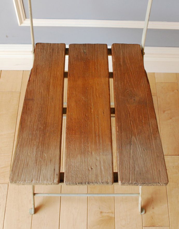 素朴な風合いが魅力的なアンティーク風の折りたたみガーデンチェア(m