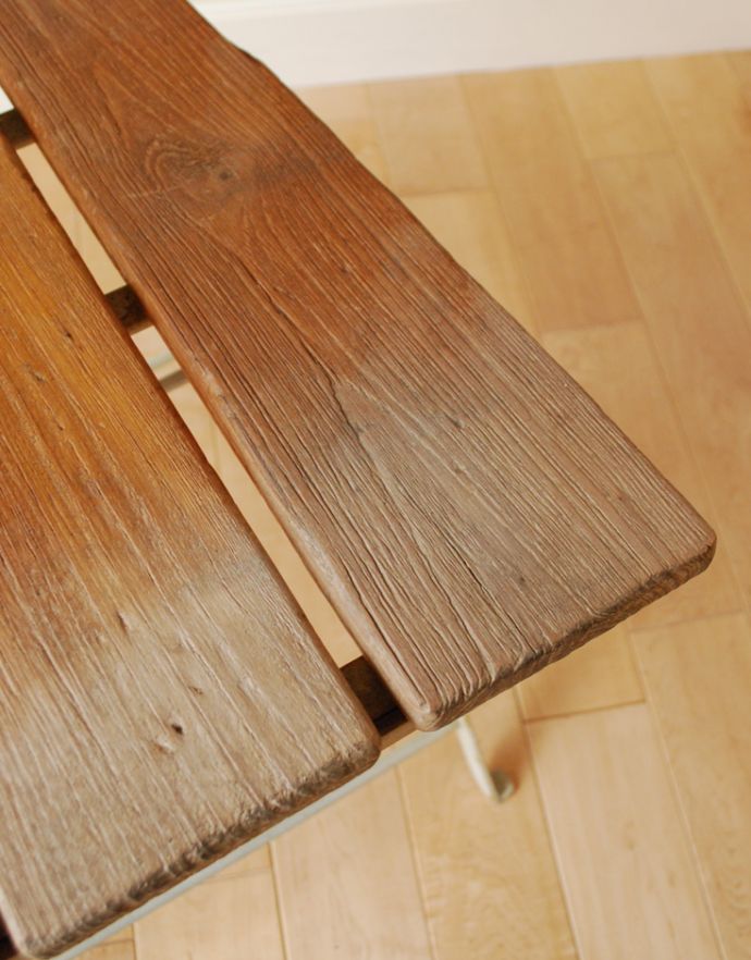 アンティーク風の椅子　アンティーク風　素朴な風合いが魅力的なアンティーク風の折りたたみガーデンチェア。近づいてみると･･･天然木なので、一つ一つ木目が違っているのでご了承下さい。(m-276-c-1)