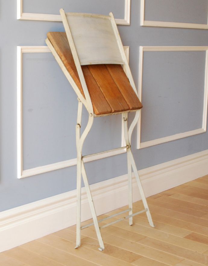 素朴な風合いが魅力的なアンティーク風の折りたたみガーデンチェア(m