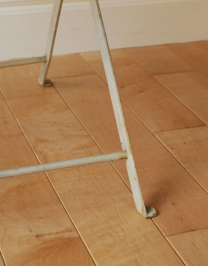 アンティーク風の椅子　アンティーク風　素朴な風合いが魅力的なアンティーク風の折りたたみガーデンチェア。足元もしっかりアイアンでしっかり組まれているので、安心して座って頂けます。(m-276-c-1)