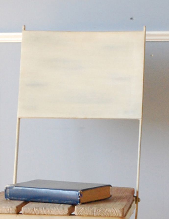 素朴な風合いが魅力的なアンティーク風の折りたたみガーデンチェア(m