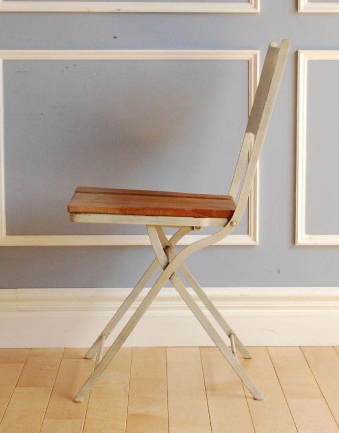 素朴な風合いが魅力的なアンティーク風の折りたたみガーデンチェア(m