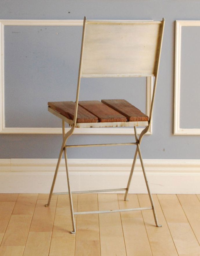 素朴な風合いが魅力的なアンティーク風の折りたたみガーデンチェア(m