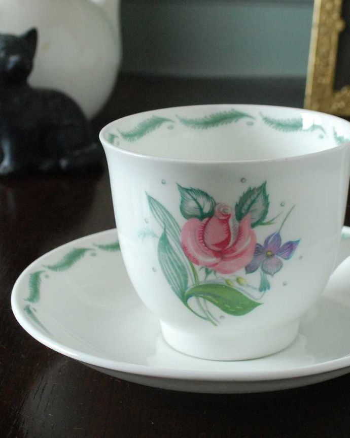 スージークーパー　アンティーク雑貨　英国輸入のヴィンテージ食器、スージークーパー「フレグランス」カップ＆ソーサー。バラとスミレの香りがするスージークーパー「フレグランス｣と言う名前の付いた人気のデザインは、名前の通りいい香りがしてきそうなバラとスミレが咲いています。(m-2762-z )