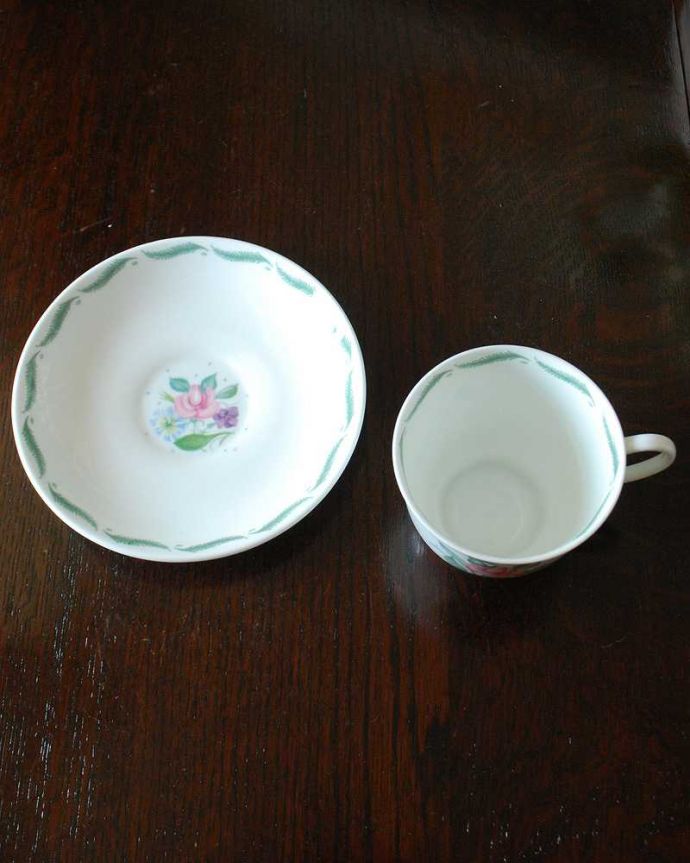 スージークーパー　アンティーク雑貨　英国輸入のヴィンテージ食器、スージークーパー「フレグランス」カップ＆ソーサー。上から見るとこんな感じです状態のいいものだけを選んでいますが、アンティークなのでキズや欠けがある場合があります。(m-2762-z )