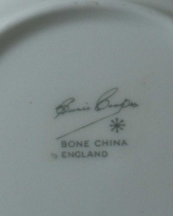スージークーパー　アンティーク雑貨　英国輸入のヴィンテージ食器、スージークーパー「フレグランス」プレート14cm。裏側には品質の証1951年～66年3月製造のスージークーパーボーンチャイナイングランドで使われていたバックスタンプが押されています。(m-2763-z)