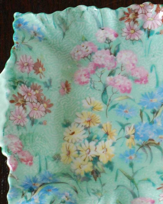 シェ―リー窯 アンティーク雑貨 テーブルがぱっと華やぐ、お花が可愛いアンティークのプレート(Shelley/シェリー)。実用的にも飾っても使える華やなアンティークのプレートお料理を盛り付けるためだけのものではなく、お客様をもてなすために観賞用の目的もあったので、アンティークのプレートは、まるで絵画のように美しい模様なんです。(m-2769-z)