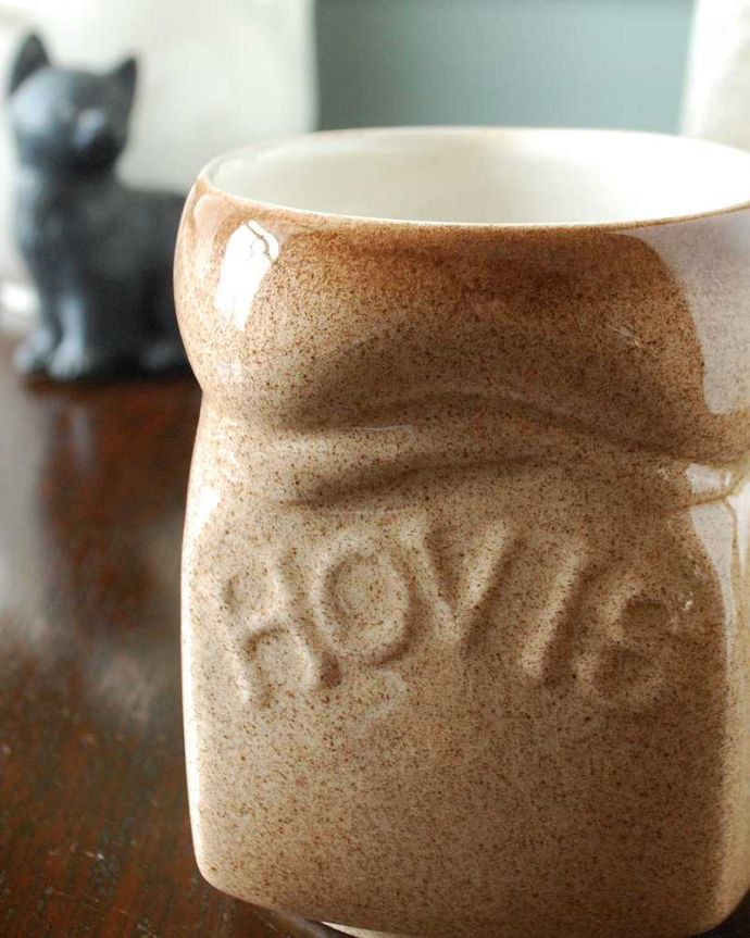アンティーク 陶磁器の雑貨 アンティーク雑貨 小麦粉メーカーHOVIS社の可愛いマグカップ、イギリスで見つけたアンティーク雑貨。飾って使って楽しむ小さなアンティークHOVISの販売促進グッズだったこのシリーズは他にも色々なアイテムが作られています。(m-2776-z)