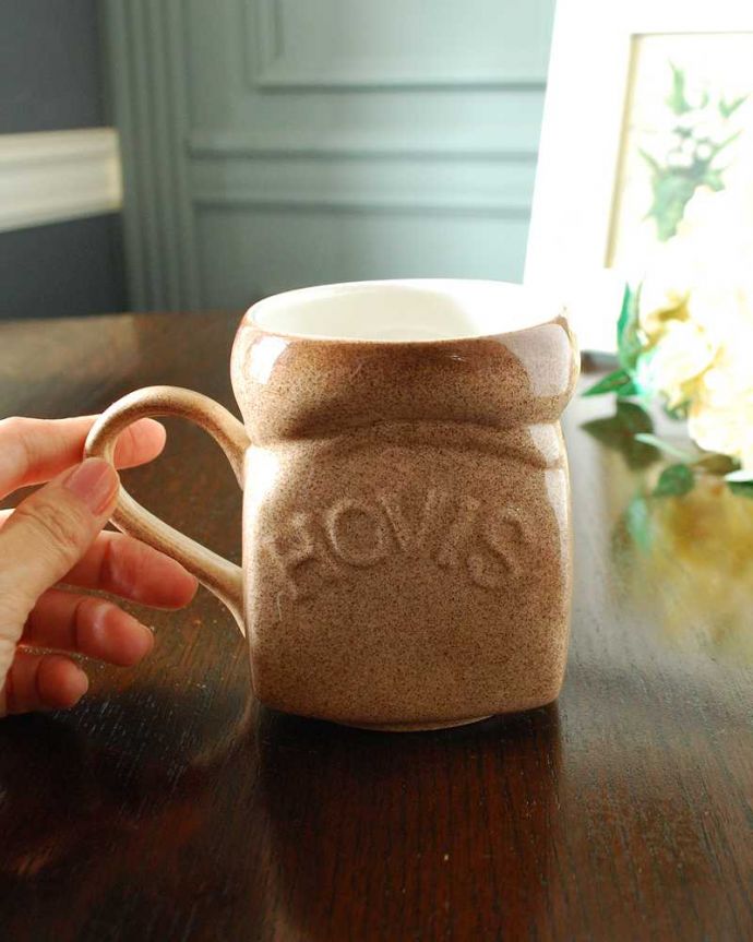 アンティーク 陶磁器の雑貨 アンティーク雑貨 小麦粉メーカーHOVIS社の可愛いマグカップ、イギリスで見つけたアンティーク雑貨。飾って使って楽しむアンティーク実用的に一番使いやすいサイズ。(m-2776-z)