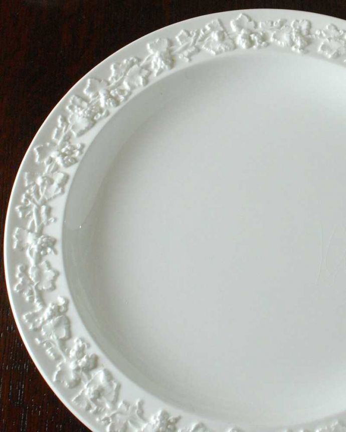 アンティーク 陶磁器の雑貨　アンティーク雑貨　葡萄のレリーフが美しいアンティーククイーンズウェアプレート（ウェッジウッド）。「女王陛下の陶工」クイーンズウェア1766年にシャーロット王妃に献上して以来、ウェッジウッドの名前を有名にしたクイーンズウェアは、誰もに愛されるデザインです。(m-2777-z )