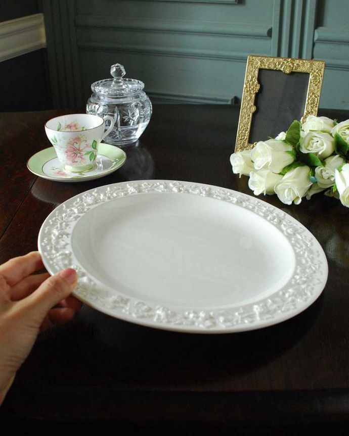 アンティーク 陶磁器の雑貨　アンティーク雑貨　葡萄のレリーフが美しいアンティーククイーンズウェアプレート（ウェッジウッド）。飾って使って楽しむアンティーク食卓で使うのはもちろん、作品として飾っておくコレクターも多いアンティークのディナープレートです。(m-2777-z )