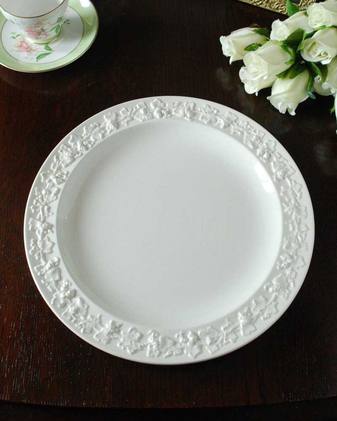 アンティーク 陶磁器の雑貨　アンティーク雑貨　葡萄のレリーフが美しいアンティーククイーンズウェアプレート（ウェッジウッド）。上から見るとこんな感じです状態のいいものだけを選んでいますが、アンティークなのでキズや欠けがある場合があります。(m-2777-z )