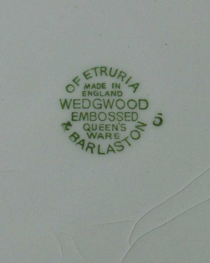 アンティーク 陶磁器の雑貨　アンティーク雑貨　葡萄のレリーフが美しいアンティーククイーンズウェアプレート（ウェッジウッド）。裏側には品質の証ひっくり返して見ると、ウェッジウッドのマークを見つけることが出来ます。(m-2777-z )