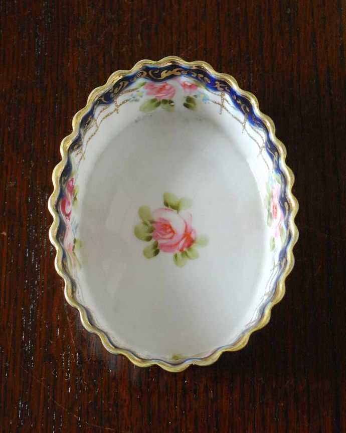 アンティーク 陶磁器の雑貨 アンティーク雑貨 金彩装飾と薔薇のアンティークミニディッシュ(トレイ)、オールドノリタケマルキ印。上から見るとこんな感じです状態のいいものだけを選んでいますが、アンティークなのでキズや欠けがある場合があります。(m-2779-z)