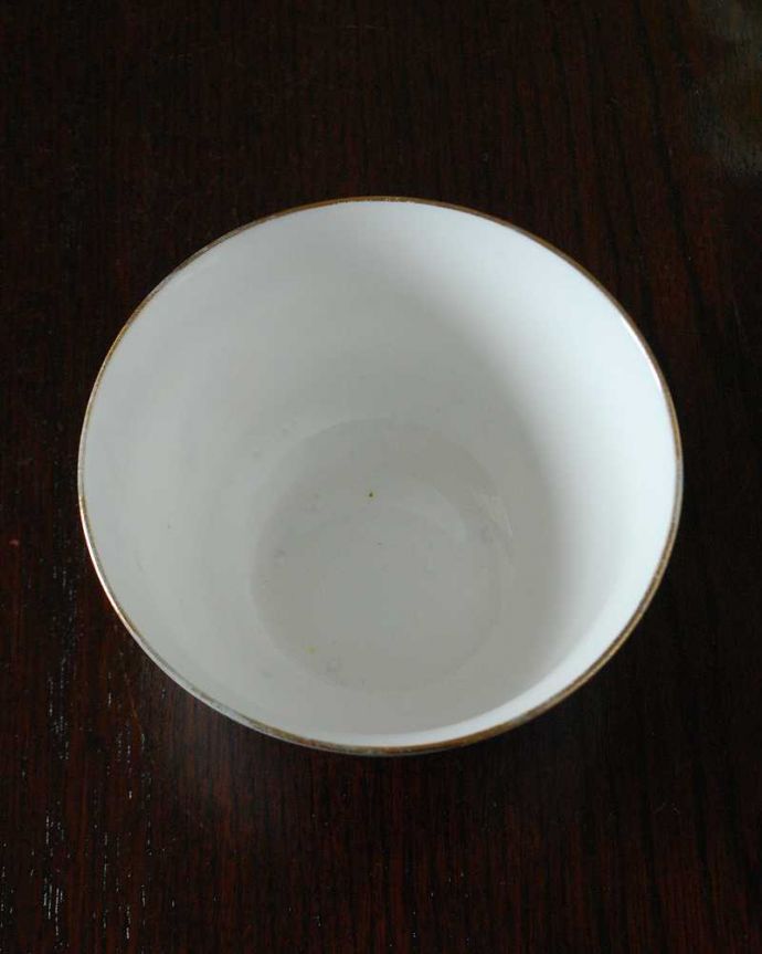 アンティーク 陶磁器の雑貨　アンティーク雑貨　繊細な金彩模様とピンクの薔薇が美しいアンティークのシュガーボウル。上からのぞいてみると･･･アンティークのため、多少の欠け・傷がある場合がありますが、使用上問題がないものだけを選んできたので、ご了承下さい。(m-2781-z)