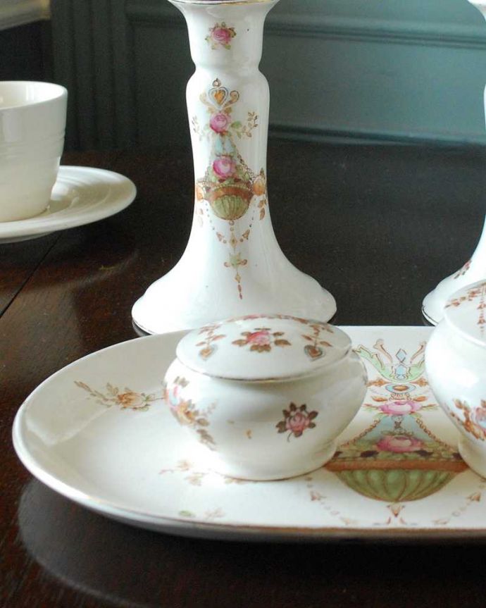アンティーク 陶磁器の雑貨　アンティーク雑貨　お花模様が上品なクラウンデボンのアンティークドレッシングセット。女性のためのお化粧道具でしたもともとはドレッシングセットとしてパフケースとキャンドル、アクセサリートレイと一緒に使われていたもの。(m-2782-z )