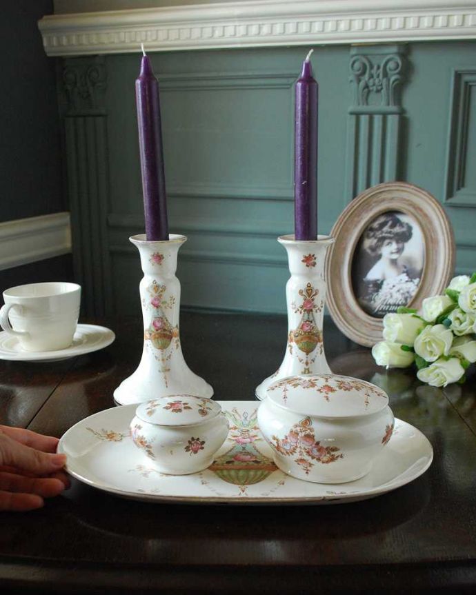 アンティーク 陶磁器の雑貨　アンティーク雑貨　お花模様が上品なクラウンデボンのアンティークドレッシングセット。癒される時間ドレッサーの上に置くだけで、なんだか特別な日に変わります。(m-2782-z )