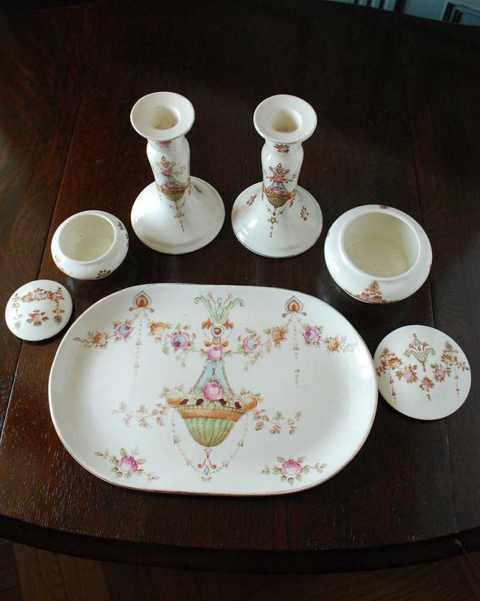 アンティーク 陶磁器の雑貨　アンティーク雑貨　お花模様が上品なクラウンデボンのアンティークドレッシングセット。上から見るとこんな感じですアンティークなので多少のキズやカケがある場合はありますが、使用上問題はありませんのでご了承下さい。(m-2782-z )