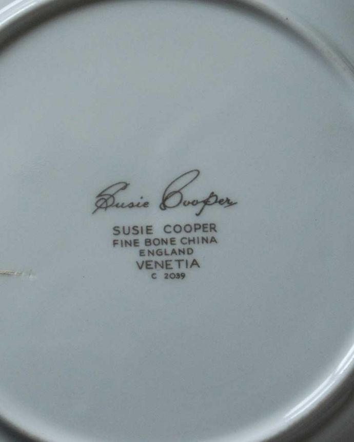 スージークーパー　アンティーク雑貨　スージークーパ－ヴェネツィア（Venetia）アンティークディナープレート。裏側には品質の証製造メーカー保証の意味がこもった窯印、ポーセリンマークがあります。(m-2787-z)