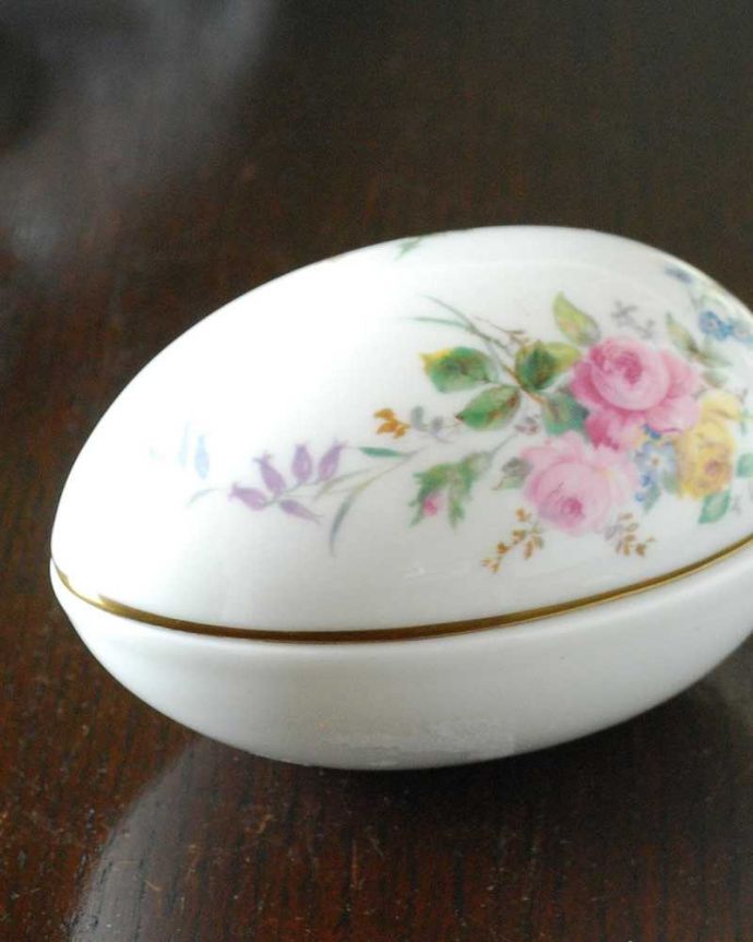 アンティーク 陶磁器の雑貨 アンティーク雑貨 お花模様が素敵なロイヤルドルトンアルカディアのアンティーク卵型小物入れ(ROYAL DOULTON )。飾って使って楽しむ小さなアンティークアンティークでしか手に入れることが出来ない美しい模様の小物入れです。(m-2789-z)