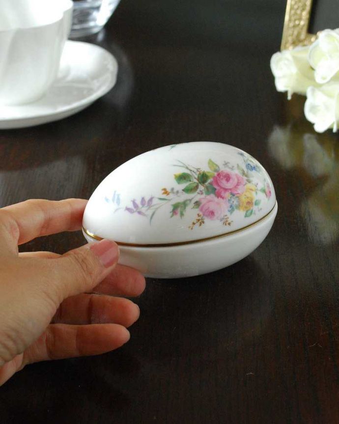 アンティーク 陶磁器の雑貨 アンティーク雑貨 お花模様が素敵なロイヤルドルトンアルカディアのアンティーク卵型小物入れ(ROYAL DOULTON )。アクセサリーや小物入れにオススメです。(m-2789-z)