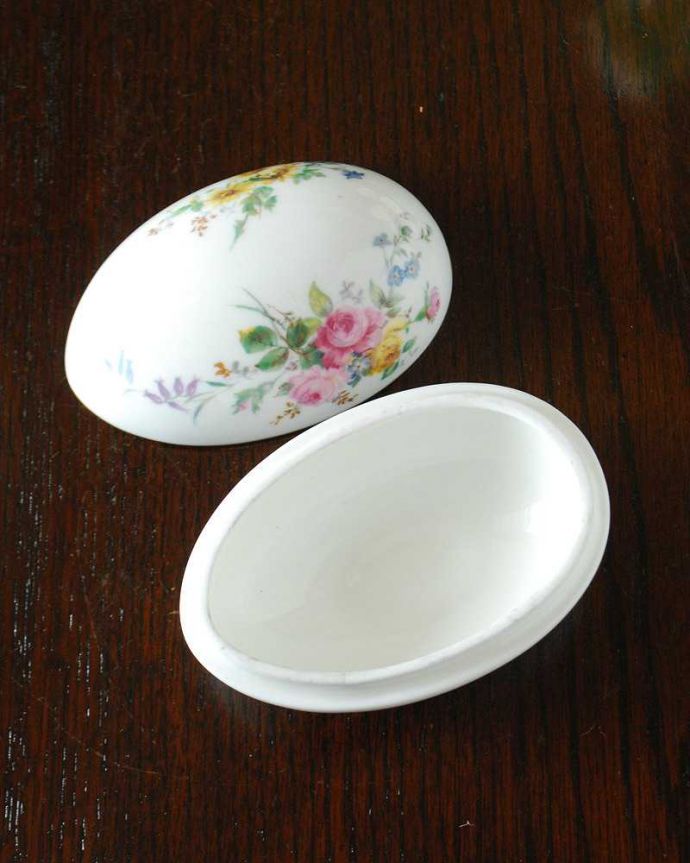 アンティーク 陶磁器の雑貨 アンティーク雑貨 お花模様が素敵なロイヤルドルトンアルカディアのアンティーク卵型小物入れ(ROYAL DOULTON )。中はこんな感じですアンティークのため、多少の欠け・傷がある場合がありますが、使用上問題はありませんので、ご了承下さい。(m-2789-z)