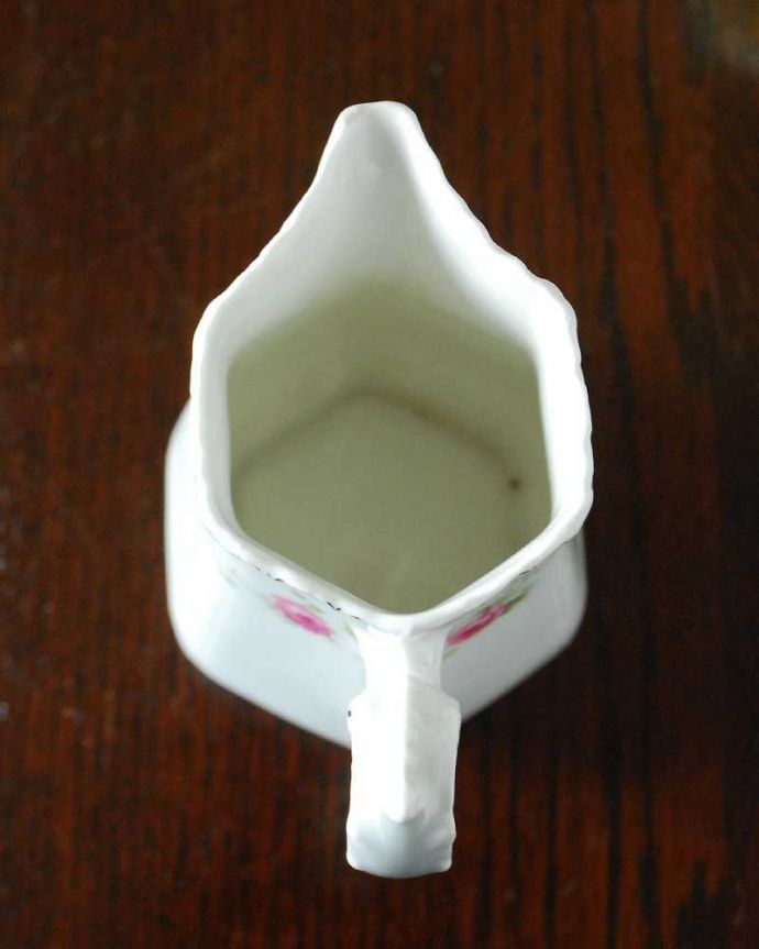 アンティーク 陶磁器の雑貨　アンティーク雑貨　金彩×小さなピンクの薔薇が咲いている、可愛いイギリスアンティークのミルクポット（大）。上から見るとこんな感じです状態のいいものだけを選んでいますが、アンティークなのでキズや欠けがある場合があります。(m-2790-z)