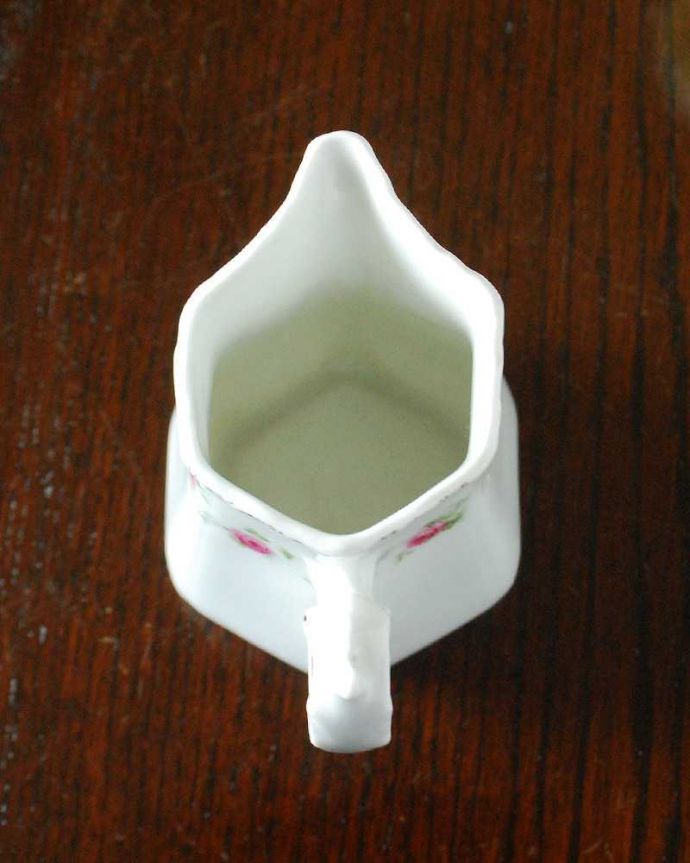 アンティーク 陶磁器の雑貨　アンティーク雑貨　金彩×小さなピンクの薔薇が咲いている、可愛いイギリスアンティークのミルクポット。上から見るとこんな感じです状態のいいものだけを選んでいますが、アンティークなのでキズや欠けがある場合があります。(m-2791-z)