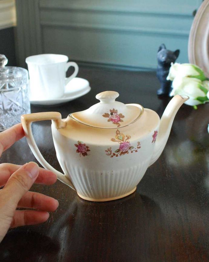 アンティーク 陶磁器の雑貨 アンティーク雑貨 英国輸入の陶磁器、ロイヤルデボン(ROYAL DEVON)のアンティークミニポット。自分だけの使い方で使ってみましょうたっぷり紅茶が注げるサイズ。(m-2795-z)