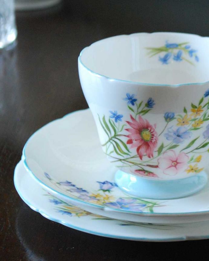 シェ―リー窯　アンティーク雑貨　シェリーのワイルドフラワー（Wild Flower）、アンティークカップ＆ソーサートリオ。世界中のコレクターから愛されるシェリー窯アンティークでしか手に入れることが出来ないシェリーの中でも特に人気があったWild Flower。(m-2796-z)