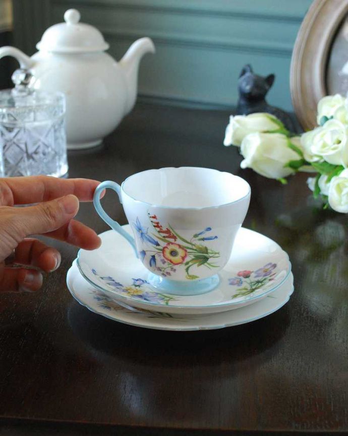 シェ―リー窯　アンティーク雑貨　シェリーのワイルドフラワー（Wild Flower）、アンティークカップ＆ソーサートリオ。お茶の時間をもっと優雅に･･･眺めているだけじゃもったいないので、実用的に使って下さい。(m-2796-z)