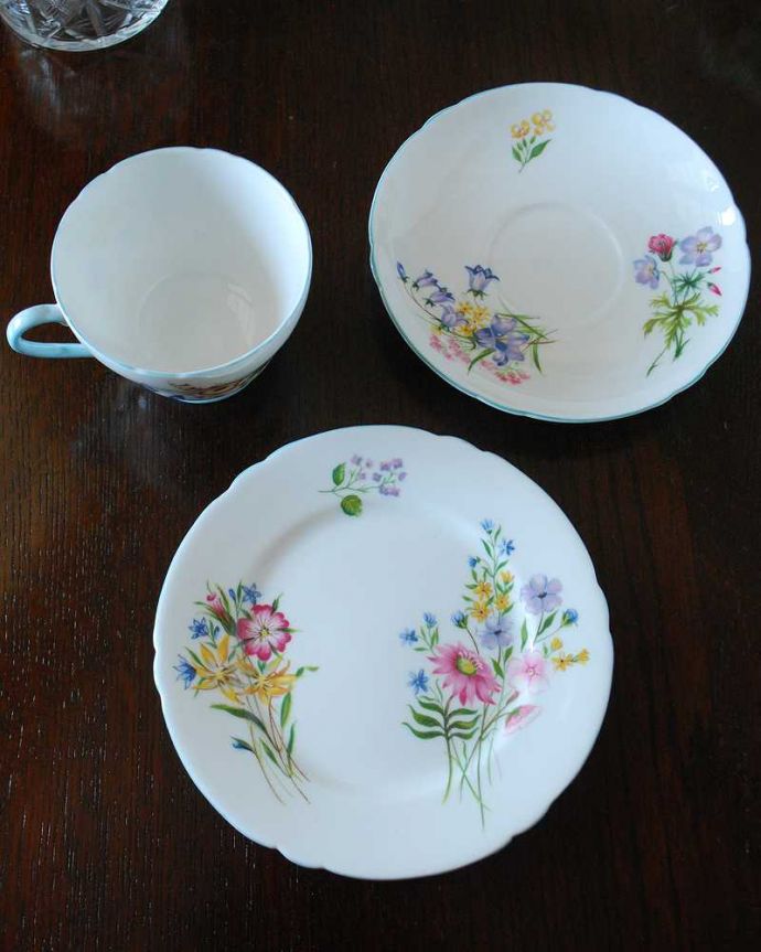シェ―リー窯　アンティーク雑貨　シェリーのワイルドフラワー（Wild Flower）、アンティークカップ＆ソーサートリオ。上から見るとこんな感じです状態のいいものだけを選んでいますが、アンティークなのでキズや欠けがある場合があります。(m-2796-z)