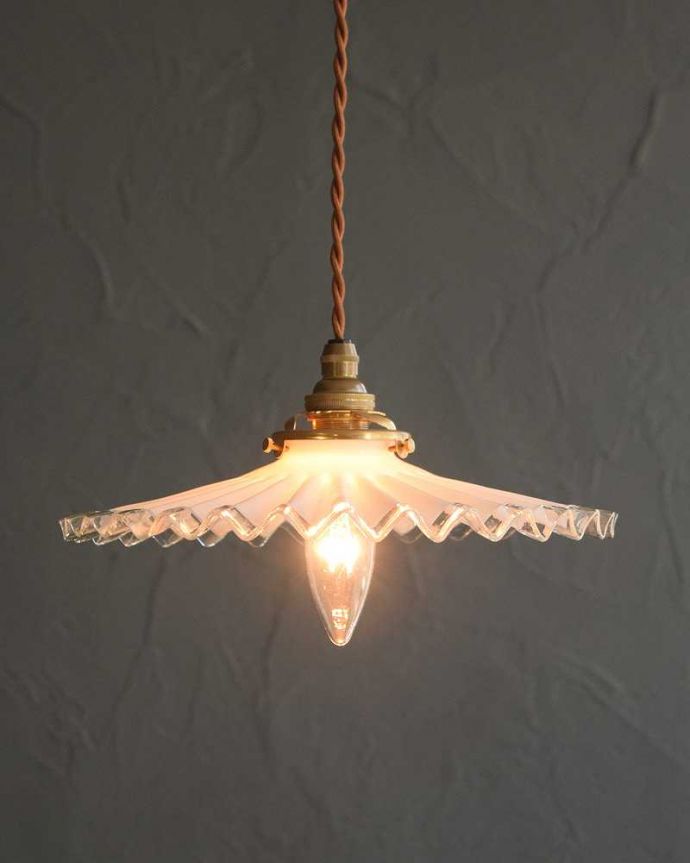 ペンダントライト　照明・ライティング　クリアガラス×ミルクガラスのアンティークランプシェード(コード・シャンデリア電球・ギャラリーA付き)。。(m-2798-z)