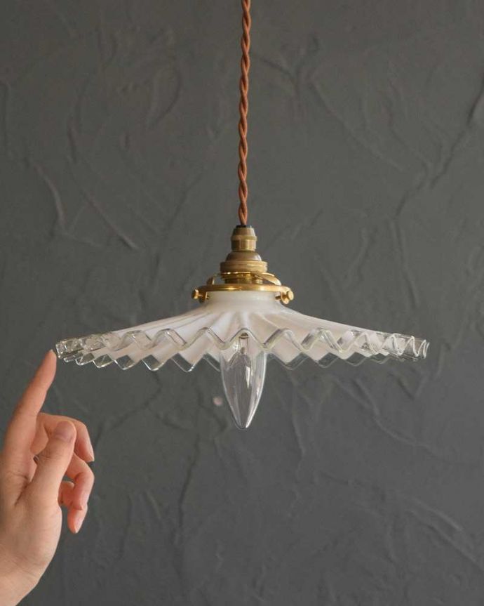 ペンダントライト　照明・ライティング　クリアガラス×ミルクガラスのアンティークランプシェード(コード・シャンデリア電球・ギャラリーA付き)。。(m-2798-z)