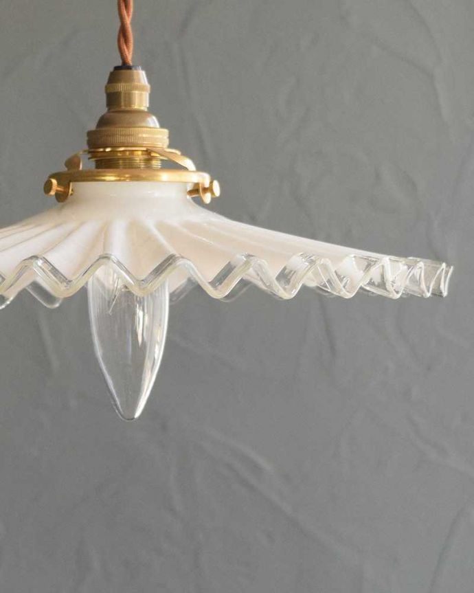 ペンダントライト　照明・ライティング　クリアガラス×ミルクガラスのアンティークランプシェード(コード・シャンデリア電球・ギャラリーA付き)。。(m-2798-z)
