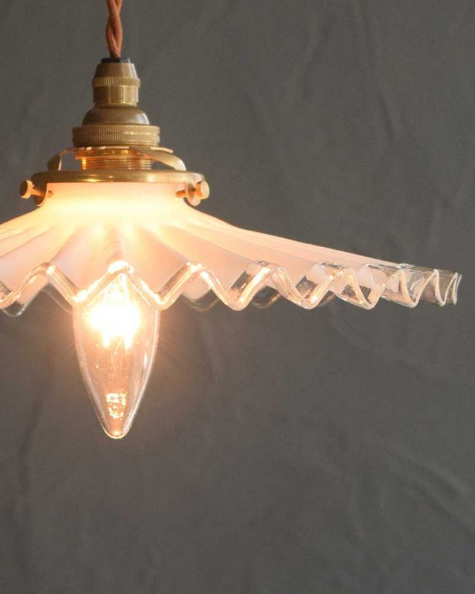 ペンダントライト　照明・ライティング　クリアガラス×ミルクガラスのアンティークランプシェード(コード・シャンデリア電球・ギャラリーA付き)。。(m-2798-z)
