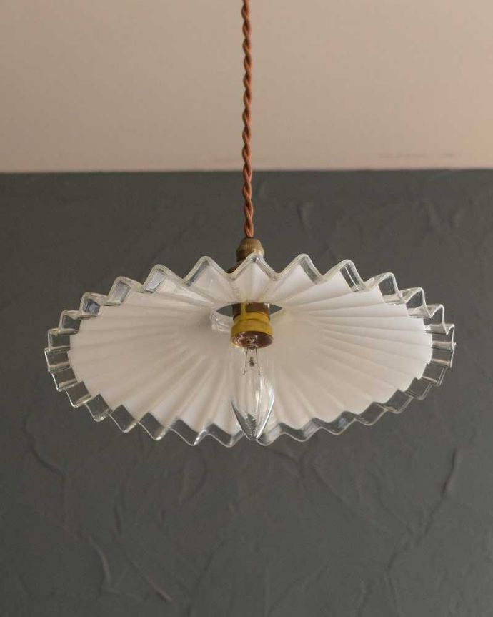 ペンダントライト　照明・ライティング　クリアガラス×ミルクガラスのアンティークランプシェード(コード・シャンデリア電球・ギャラリーA付き)。。(m-2798-z)