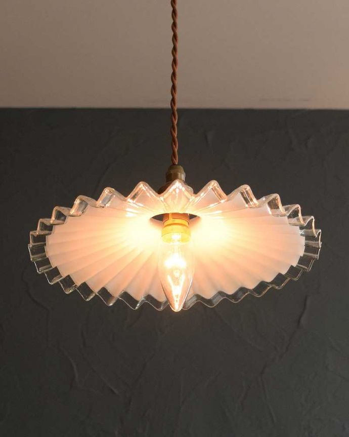 ペンダントライト　照明・ライティング　クリアガラス×ミルクガラスのアンティークランプシェード(コード・シャンデリア電球・ギャラリーA付き)。。(m-2798-z)