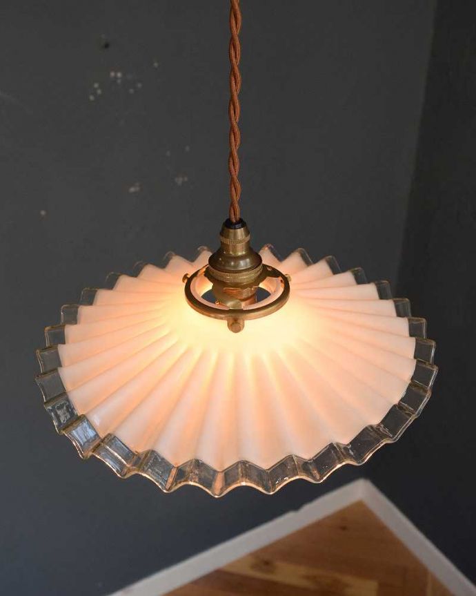 ペンダントライト　照明・ライティング　クリアガラス×ミルクガラスのアンティークランプシェード(コード・シャンデリア電球・ギャラリーA付き)。。(m-2798-z)