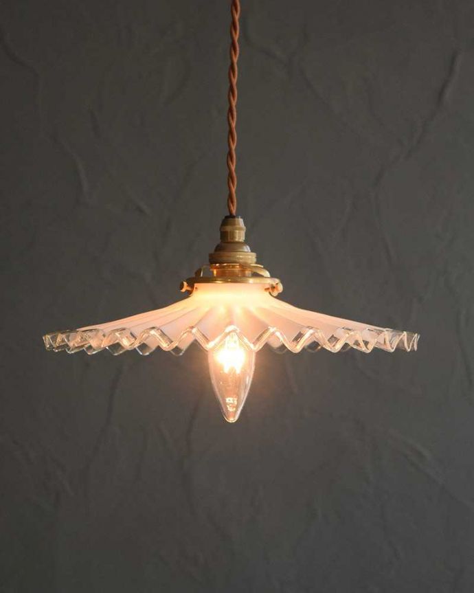 ペンダントライト　照明・ライティング　フランスのミルク×クリアガラスのアンティークランプシェード（コード・シャンデリア電球・ギャラリーA付き）。。(m-2799-z)