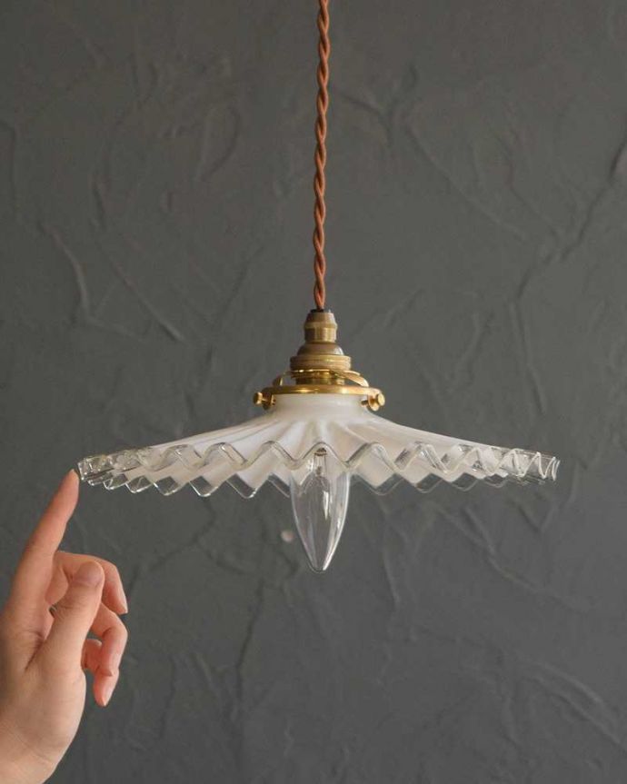 ペンダントライト　照明・ライティング　フランスのミルク×クリアガラスのアンティークランプシェード（コード・シャンデリア電球・ギャラリーA付き）。。(m-2799-z)