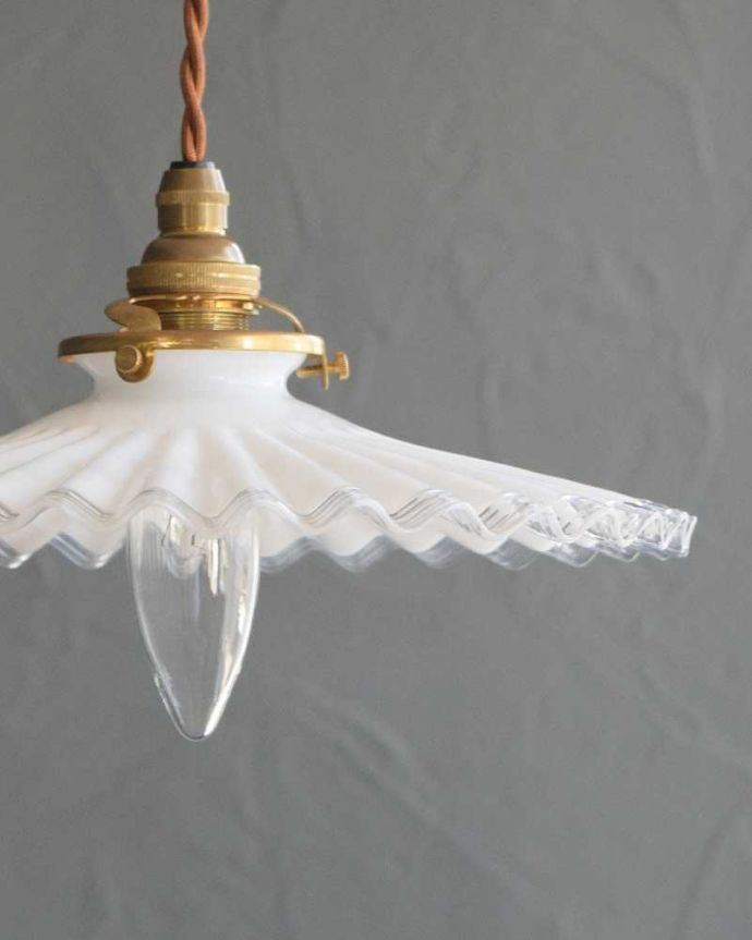 ペンダントライト　照明・ライティング　フランスのミルク×クリアガラスのアンティークランプシェード（コード・シャンデリア電球・ギャラリーA付き）。。(m-2799-z)