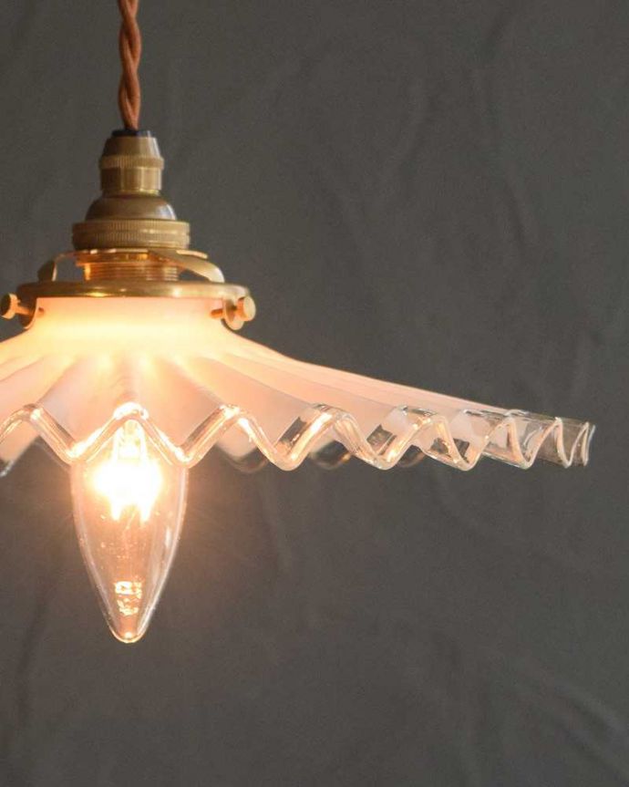 ペンダントライト　照明・ライティング　フランスのミルク×クリアガラスのアンティークランプシェード（コード・シャンデリア電球・ギャラリーA付き）。。(m-2799-z)