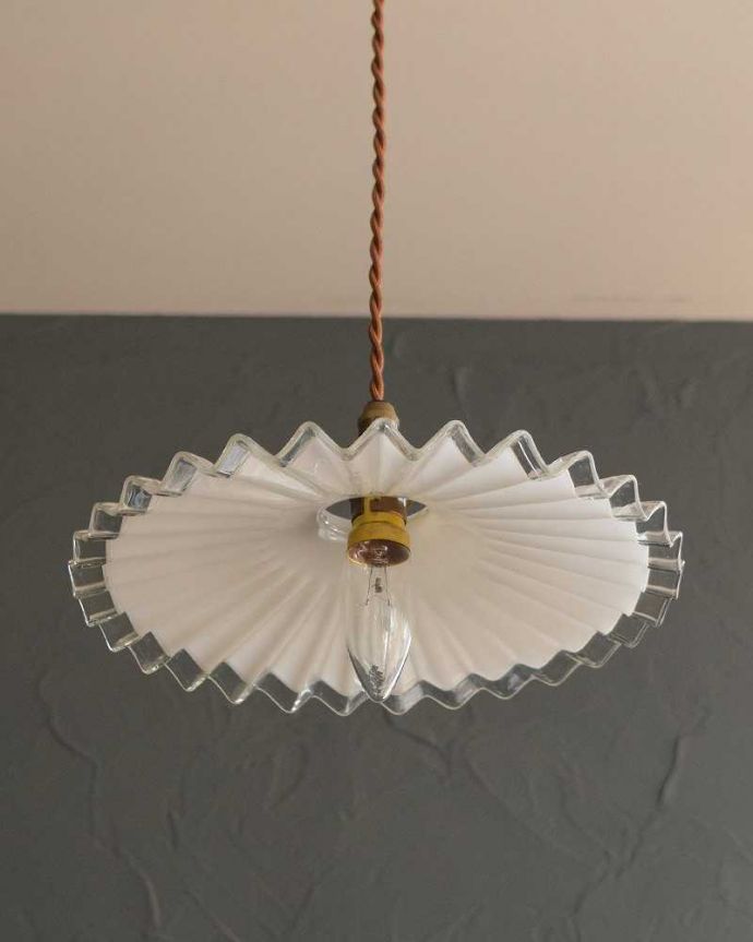 ペンダントライト　照明・ライティング　フランスのミルク×クリアガラスのアンティークランプシェード（コード・シャンデリア電球・ギャラリーA付き）。。(m-2799-z)