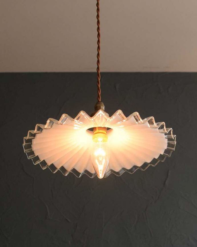 ペンダントライト　照明・ライティング　フランスのミルク×クリアガラスのアンティークランプシェード（コード・シャンデリア電球・ギャラリーA付き）。。(m-2799-z)