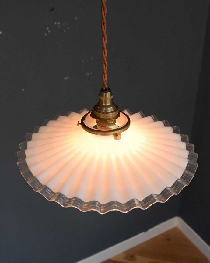 ペンダントライト　照明・ライティング　フランスのミルク×クリアガラスのアンティークランプシェード（コード・シャンデリア電球・ギャラリーA付き）。。(m-2799-z)