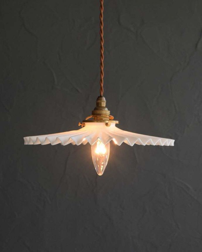 ペンダントライト　照明・ライティング　ミルクガラス照明、フリルが可愛いアンティークペンダントライト（コード・シャンデリア電球・ギャラリーA付き）。。(m-2800-z)