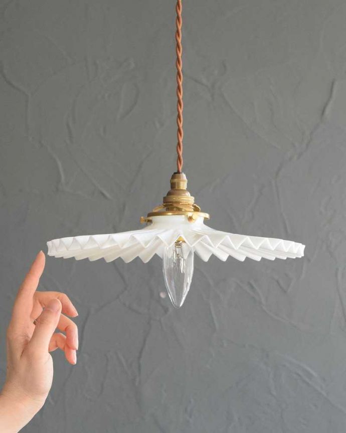 ペンダントライト　照明・ライティング　ミルクガラス照明、フリルが可愛いアンティークペンダントライト（コード・シャンデリア電球・ギャラリーA付き）。。(m-2800-z)