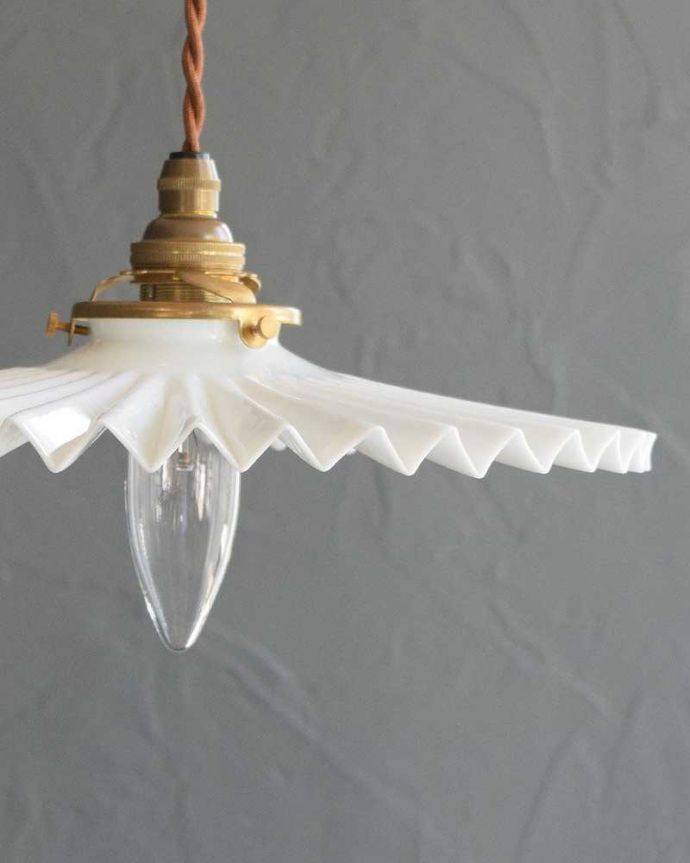 ペンダントライト　照明・ライティング　ミルクガラス照明、フリルが可愛いアンティークペンダントライト（コード・シャンデリア電球・ギャラリーA付き）。。(m-2800-z)